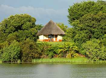 Mukambi Safari Lodge: Gästechalet vom Wasser aus gesehen Mukambi Safari Lodge: Gästechalet vom Wasser aus gesehen