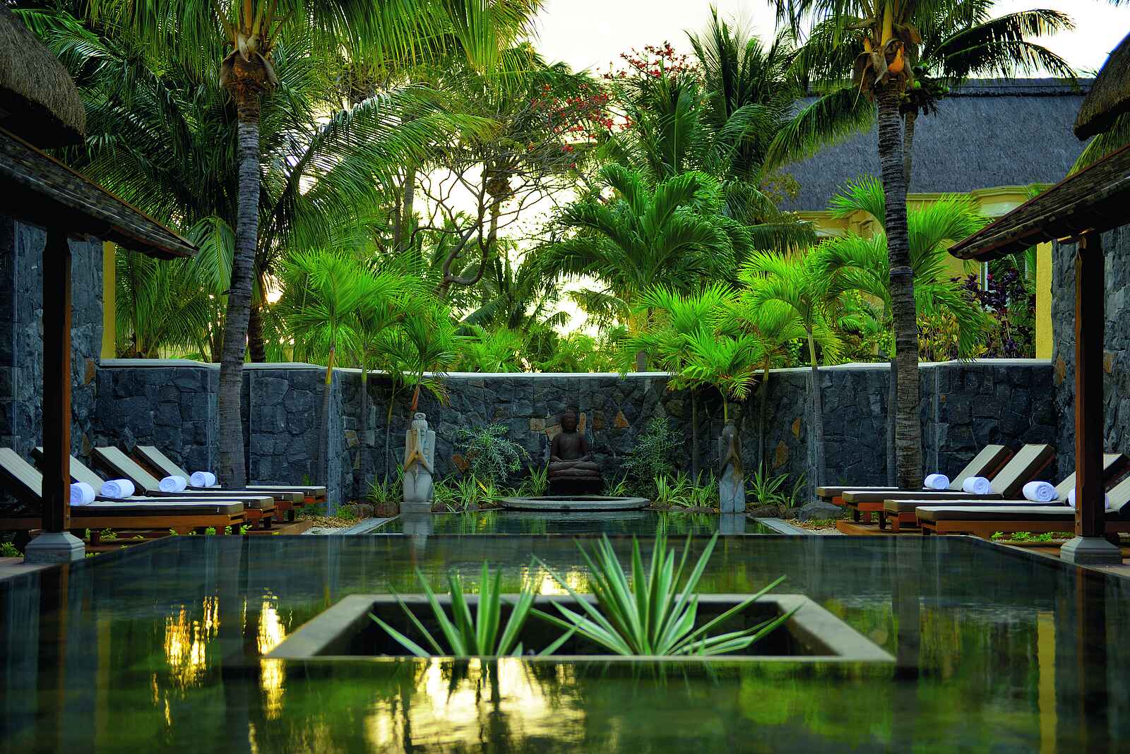 Paradis Beachcomber Golf Resort and Spa: Schattiger Innenhof Paradis Beachcomber Golf Resort and Spa: Schattiger Innenhof