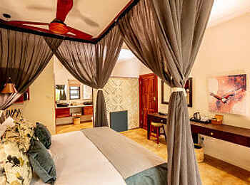 Shongwe Lookout Lodge: Deluxe Room Blick hinein