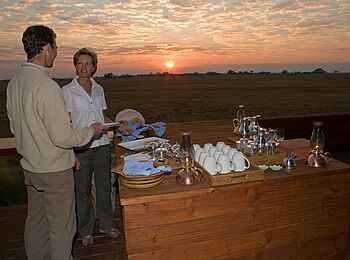 Shumba Camp: Frühstück bei Sonnenaufgang Shumba Camp: Frühstück bei Sonnenaufgang