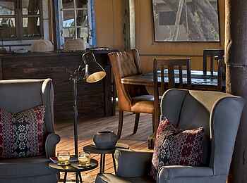 Somalisa Expeditions Camp: Gemütliche Ecke in der Lounge