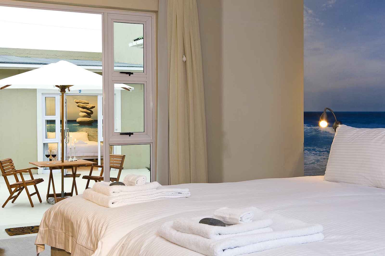 Swakopmund Guesthouse: Doppelbett und Tür zur Veranda Swakopmund Guesthouse: Doppelbett und Tür zur Veranda