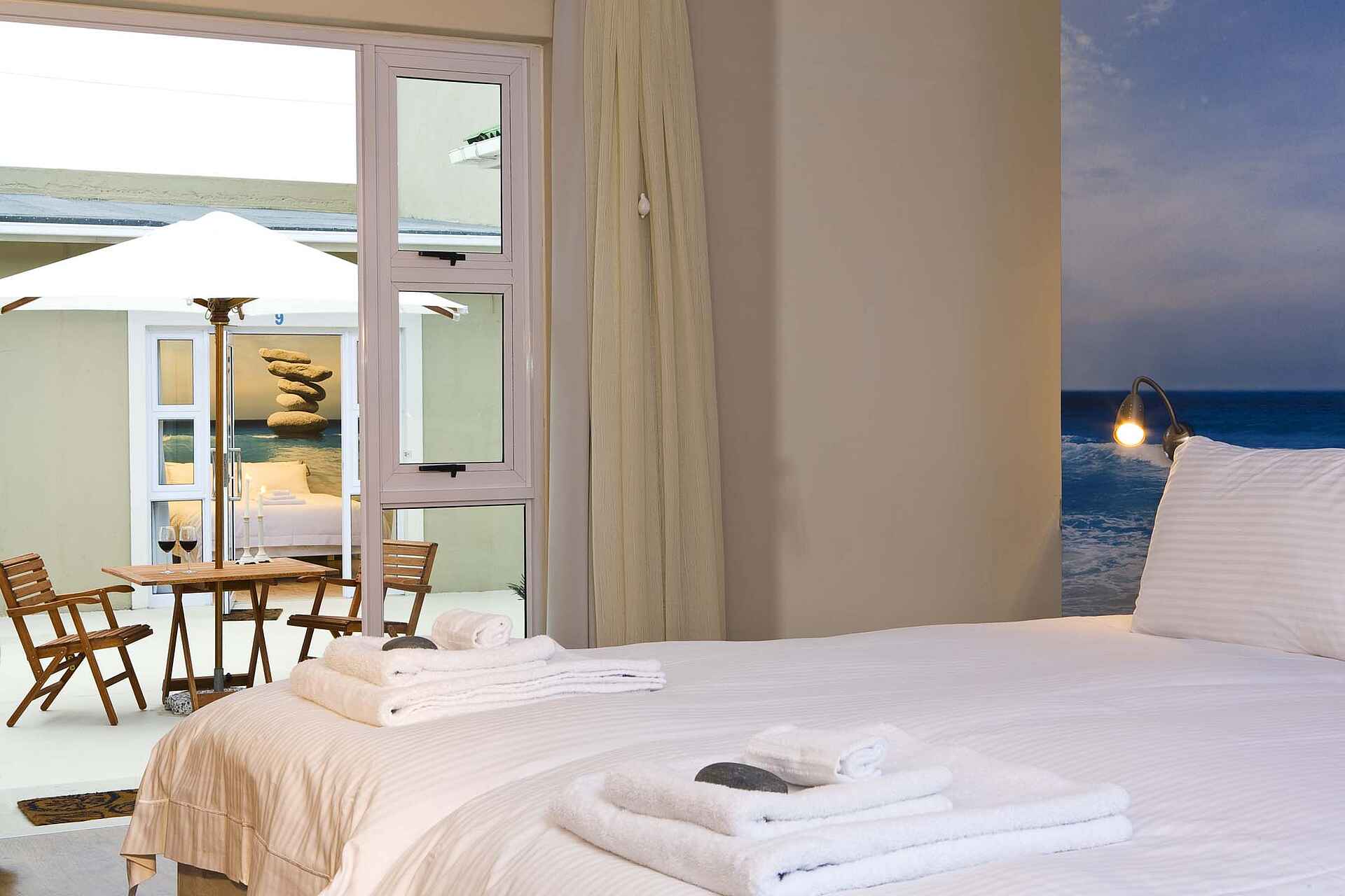 Familie Borg, Gästehaus, Swakopmund, Swakopmund Guesthouse, Übernachtung Frühstück, Doppelbett, Innenhof, Kieselsteine, Gästezimmer, Afrikarma, Afrikarma Safaris, Afrikarma Safaris - Wildnis Hautnah, Afrikarma.de