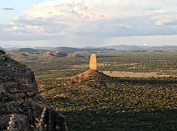 Vingerklip Lodge: Der Vingerklip vom Tafelberg aus
