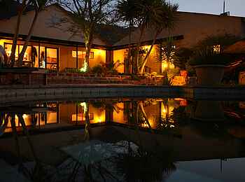 Waterberg Guest Farm: Beleuchtetes Haupthaus am Pool Waterberg Guest Farm: Beleuchtetes Haupthaus am Pool