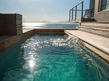 Whalesong Lodge: Plungepool mit Blick auf das Meer Whalesong Lodge: Plungepool mit Blick auf das Meer