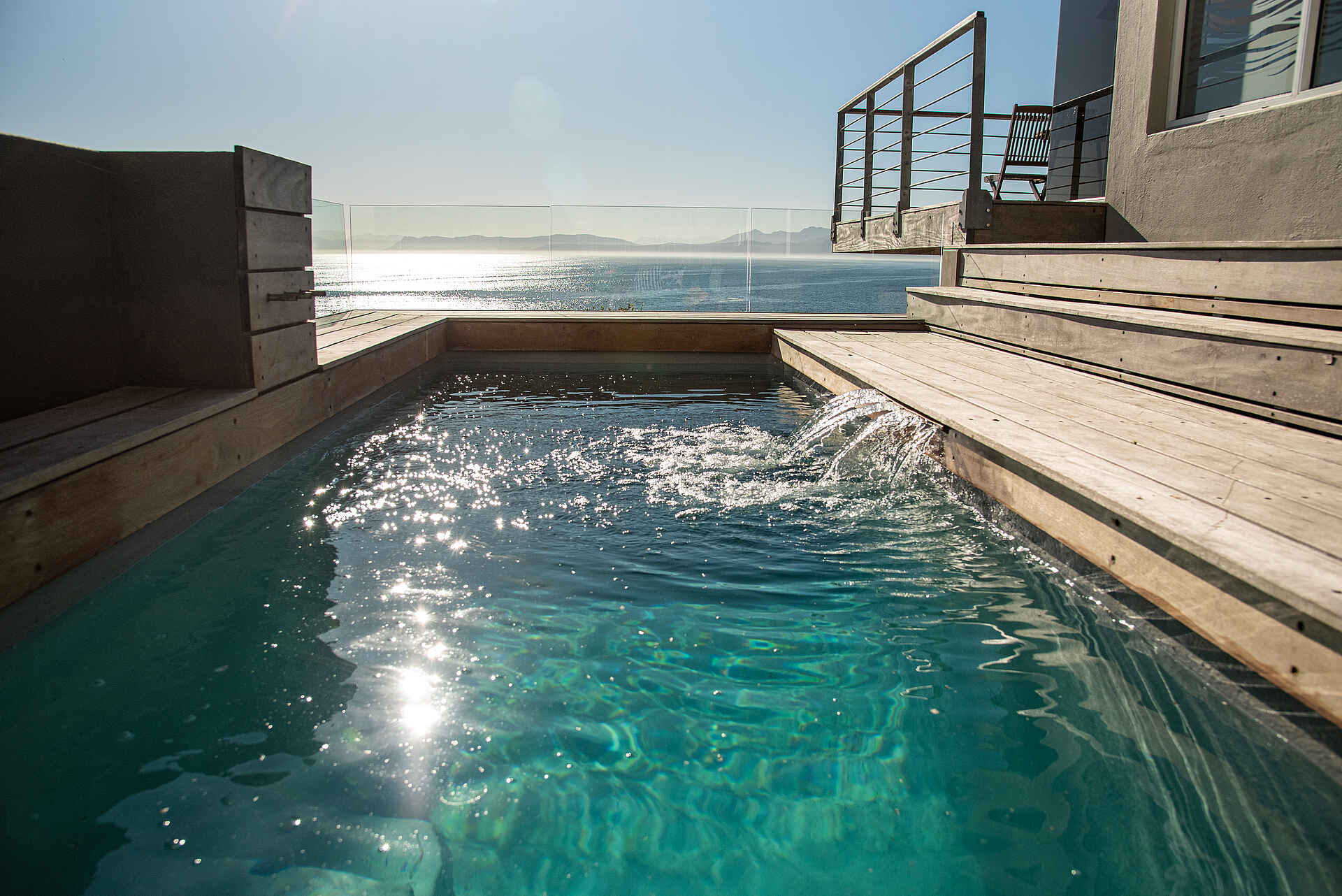 Whalesong Lodge: Plungepool mit Blick auf das Meer
