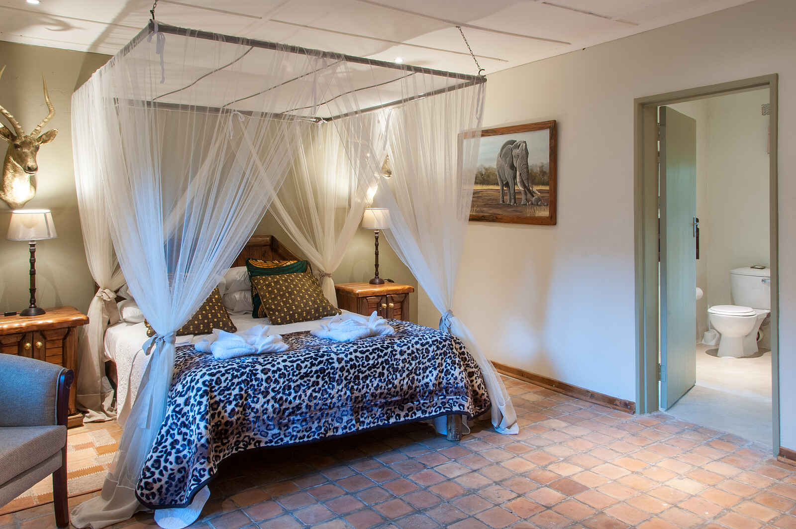 Bayete Guest Lodge: Schlafzimmer und Bad Bayete Guest Lodge: Schlafzimmer und Bad