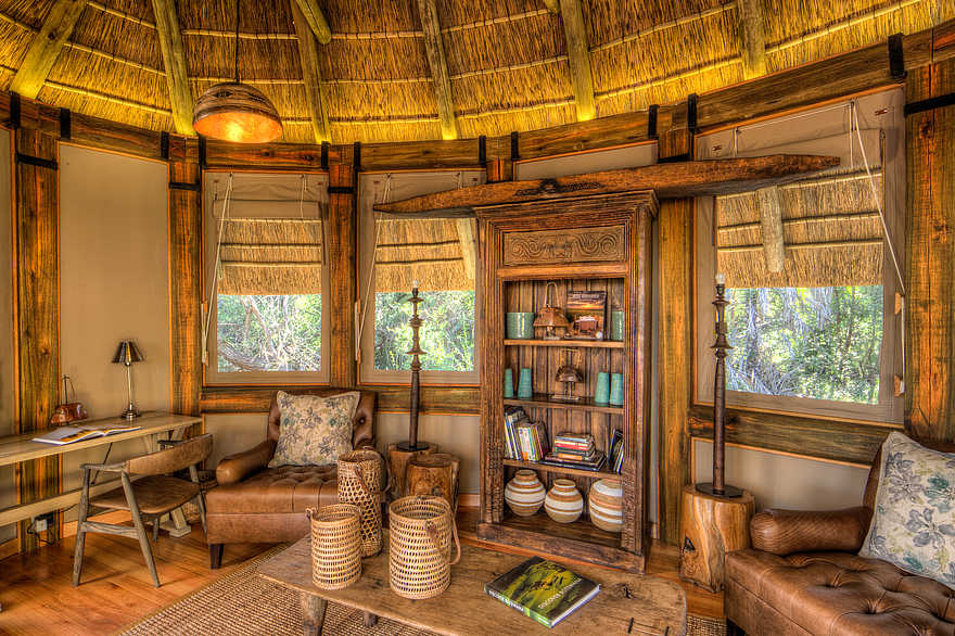 Camp Okavango: Gemütliche Lounge in der Hauptlodge Camp Okavango: Gemütliche Lounge in der Hauptlodge