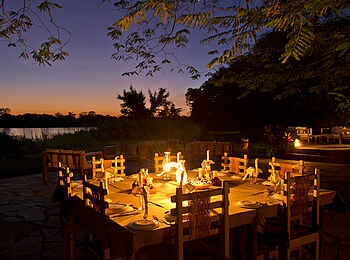 Kanyemba Lodge: Dinner in der Abenddämmerung Kanyemba Lodge: Dinner in der Abenddämmerung