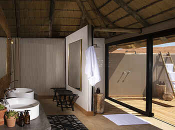 Kwessi Dunes Lodge: Gästebad mit Außendusche