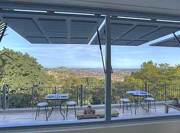 Latitude 0: The -Upside-Balkon mit Blick zum Viktoriasee Latitude 0: The -Upside-Balkon mit Blick zum Viktoriasee