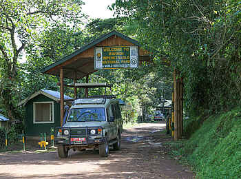 Mahogany Springs Safari Lodge: Eingang zum Nationalpark