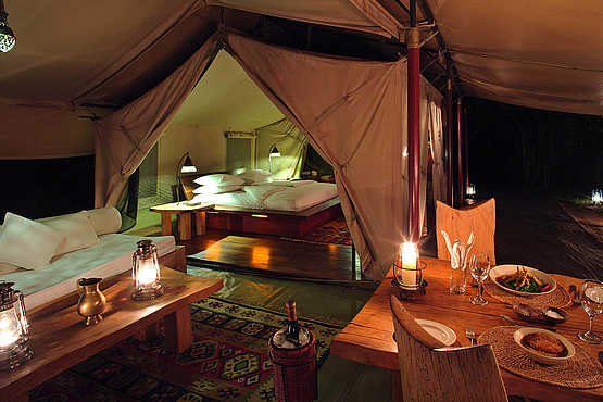 Naibor Camp: Abendessen am Gästezelt Naibor Camp: Abendessen am Gästezelt