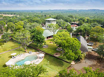 Robins Camp: Luftaufnahme vom Swimmingpool und Camp Robins Camp: Luftaufnahme vom Swimmingpool und Camp
