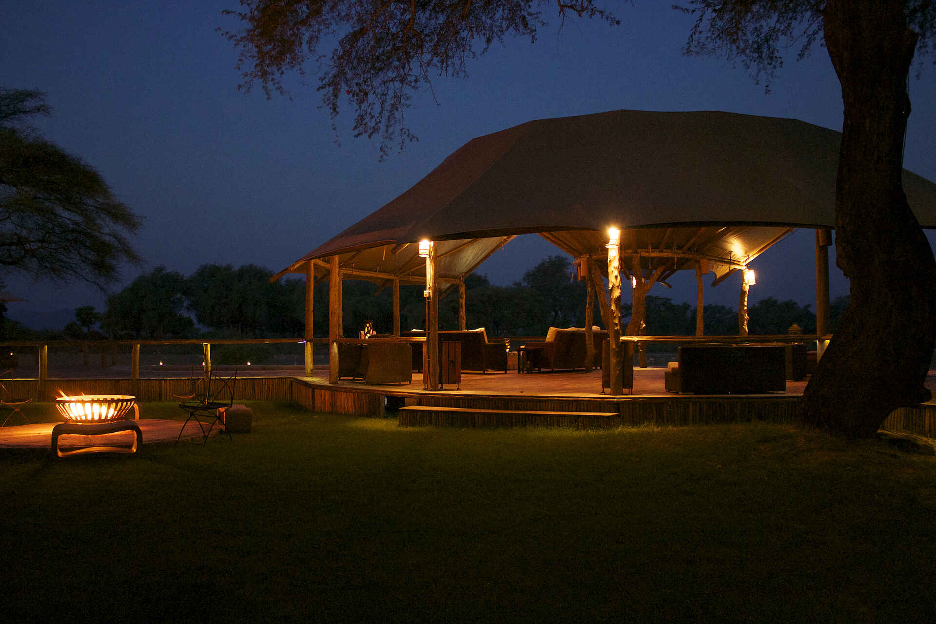 Abenteuer, Abgeschiedenheit, Ana Tree Camp, Anabaum, Anabezi, Anabezi Camp, Anabezi Luxury Tented Camp, Chalets, Charles Davy, Charles Davy und Yusuf Zumla, Jeki, Kulefu, Leopard, Lower Zambezi, Lower Zambezi National Park, Lower Zambezi Nationalpark, Lusaka, Luxus, Mushika River, Sambesi, Sambia, Wildnis, Yusuf Zumla, Zambezi, Zeltchalets, Design, Entspannung, Erholung, afrikarma, afrikarma.de, Afrikarma Safaris