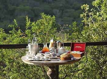 &Beyond Phinda Rock Lodge: Frühstück auf der Terrasse &Beyond Phinda Rock Lodge: Frühstück auf der Terrasse