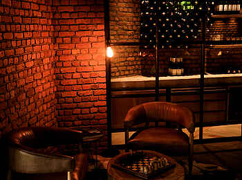 Bisate Lodge: Im Weinkeller