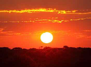 Dinaka Lodge: Sonnenuntergang in der Kalahari