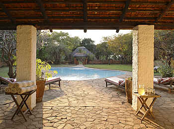 Kapani Lodge: Umzäunter Gartenpool