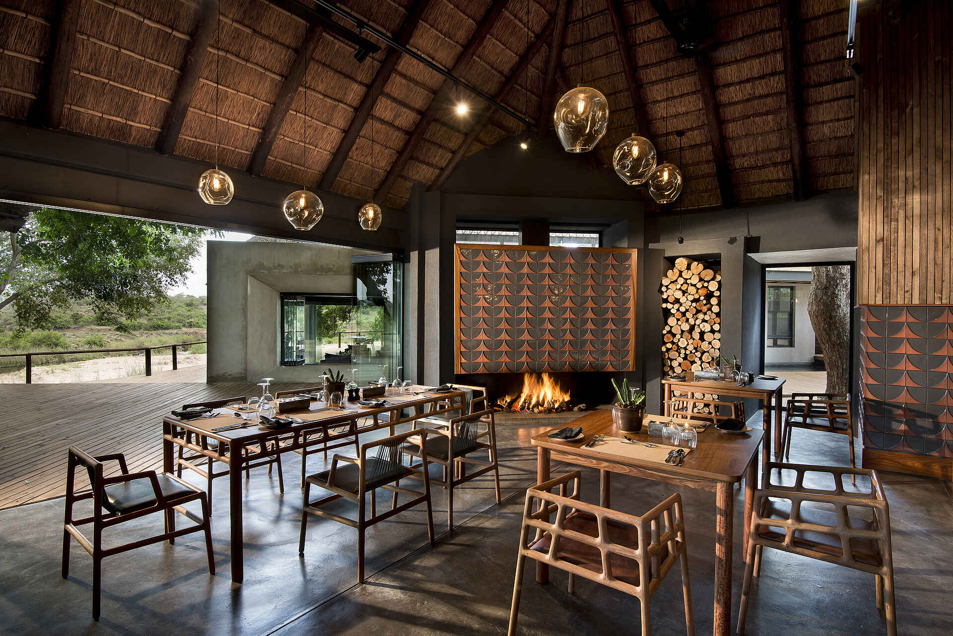 Lion Sands Ivory Lodge: Feuerstelle Fluss Sabie, Ivory Lodge, Lion Sands, Lion Sands Game Reserve, Lion Sands Ivory Lodge, More, Sabi Sands, Sabie, Einrichtung, Feuerstelle, Interior, Lounge, Möbel, Stimmung, Afrikarma, Afrikarma Safaris, Afrikarma Safaris - Wildnis. Hautnah., Afrikarma.de
