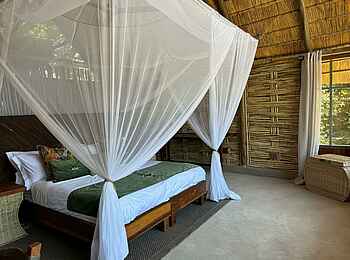 Mwamba Bush Camp: Gästechalet Bett Mwamba Bush Camp: Gästechalet Bett