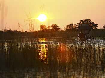 Nxabega Okavango Tented Camp: Sonnenuntergang mit Boot