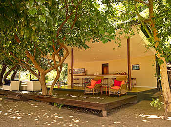 Pumulani Lodge: Lounge und Bar am Strand