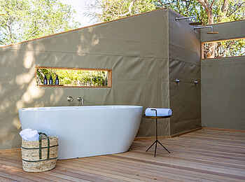 Victoria Falls Hippo Creek Villa: Ein Außenbad mit Dusche und Badewanne