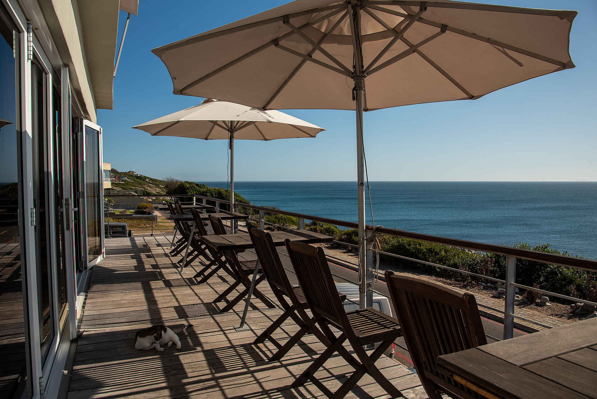 Whalesong Lodge: Terrasse mit weitem Blick auf das Meer