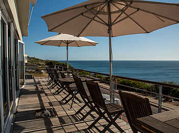 Whalesong Lodge: Terrasse mit weitem Blick auf das Meer Whalesong Lodge: Terrasse mit weitem Blick auf das Meer