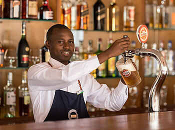 Akagera Game Lodge: Barman Akagera Game Lodge: Barman