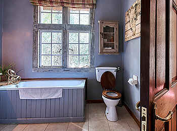Giraffe Manor: Helen Superior Room Badewanne Toilette Giraffe Manor: Helen Superior Room Badewanne Toilette