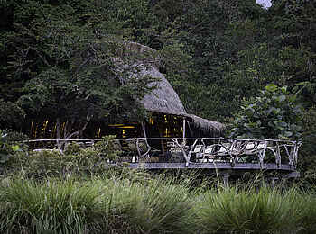 Lango Camp: Die Hauptlodge mit Viewing Deck Lango Camp: Die Hauptlodge mit Viewing Deck