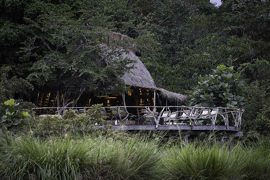 Lango Camp: Die Hauptlodge mit Viewing Deck Lango Camp: Die Hauptlodge mit Viewing Deck