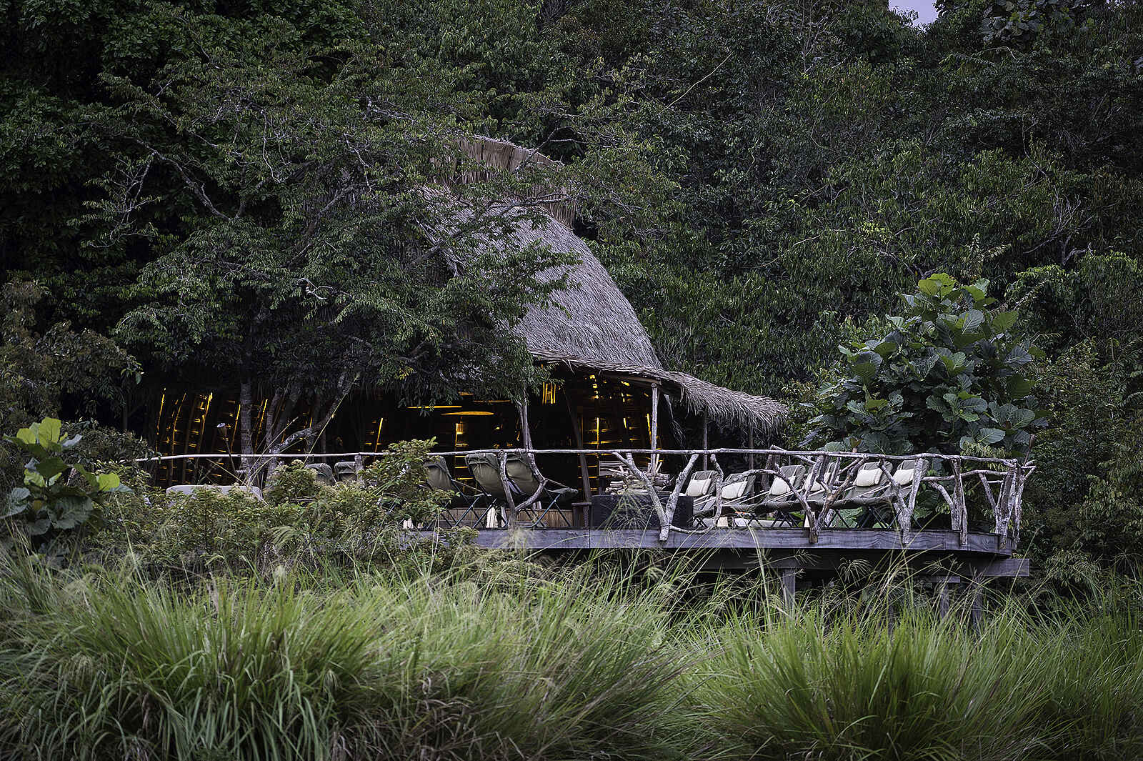 Lango Camp: Die Hauptlodge mit Viewing Deck Lango Camp: Die Hauptlodge mit Viewing Deck