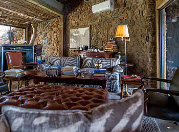 Singita Ebony Lodge: Gemütliche Lounge der Ebony Villa Singita Ebony Lodge: Gemütliche Lounge der Ebony Villa