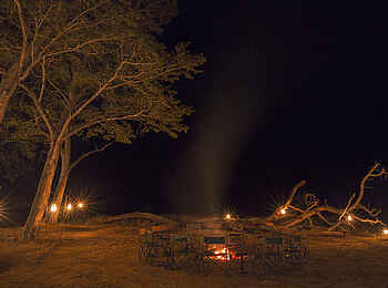 Verney's Camp: Feuerstelle abends