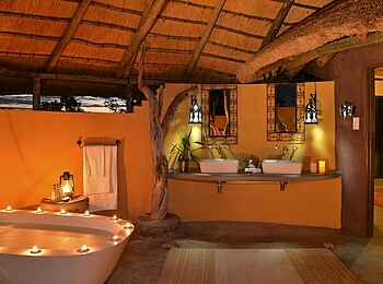 Wildtrack Safaris Eco Lodge: Kerzen auf dem Wannenrand Wildtrack Safaris Eco Lodge: Kerzen auf dem Wannenrand