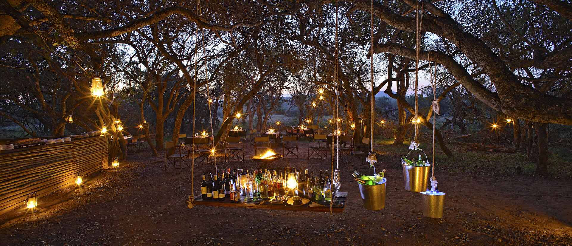 &Beyond, &Beyond Phinda Rock Lodge, Phinda, Phinda Private Game Reserve, Phinda Reservat, Phinda Rock, Südafrika, Dekoration, Essen, Gedeck, Tisch, Trinken, Abend, Bar, Service, Afrikarma, Afrikarma Safaris, Afrikarma Safaris - Wildnis. Hautnah., Afrikarma.de