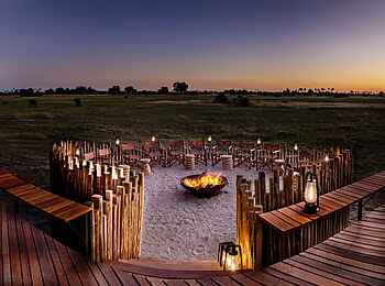 Camp Tawana: Lagerfeuer in der Boma Camp Tawana: Lagerfeuer in der Boma