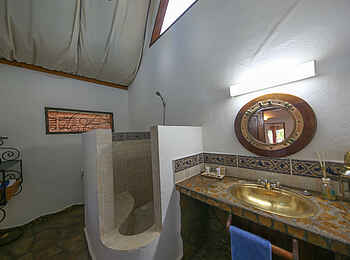 Kinasi Lodge: Badezimmer des Britain Bungalow Kinasi Lodge: Badezimmer des Britain Bungalow
