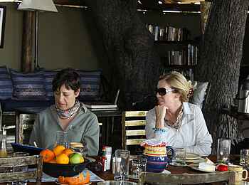 Kujwana Camp: Gäste am Esstisch