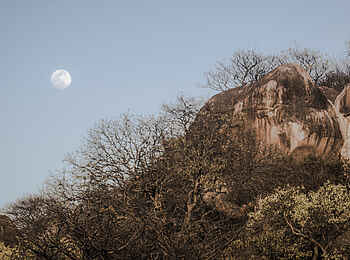 Kwihala Camp: Mond im Tageslicht