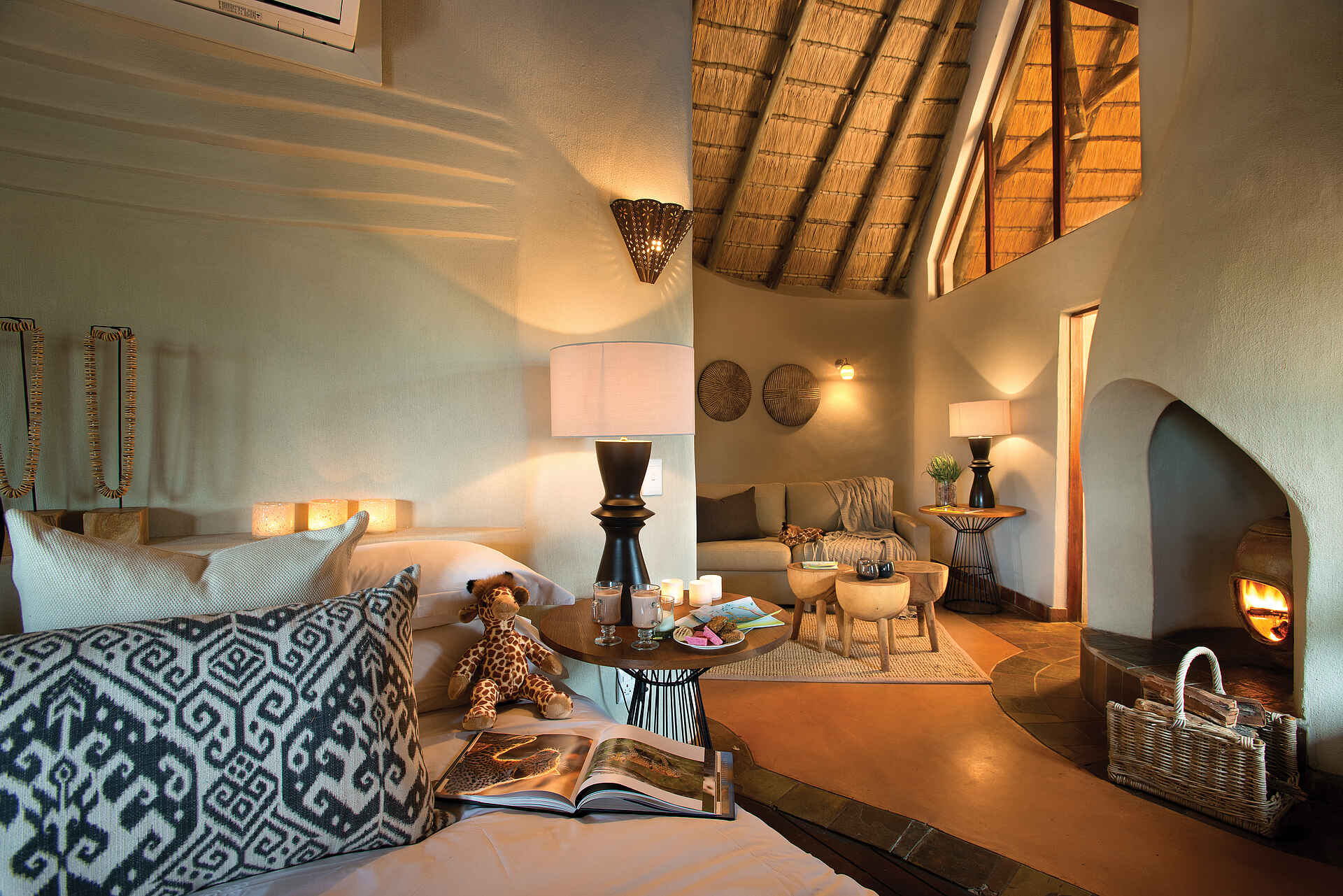 Madikwe Safari Lodge Lelapa: Familiensuite mit Couch und Kamin big 5, madikwe game reserve, madikwe safari lodge lelapa, onelife more, südafrika, couch, familiensuite, kamin, lounge, afrikarma, afrikarma safaris, afrikarma safaris - wildnis. hautnah., afrikarma.de