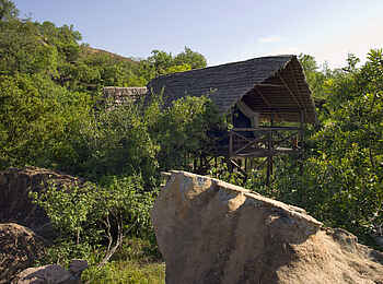 Maweninga Camp: Blick zu einem Gästechalet