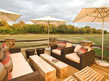 Mfuwe Lodge: Auf dem Deck neben der Lagune