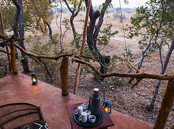 Mukambi Fig Tree Bush Camp: Auf der privaten Veranda stehen zwei Korbsessel bereit