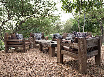 Murchison River Lodge: Rustikale Sitzmöbel