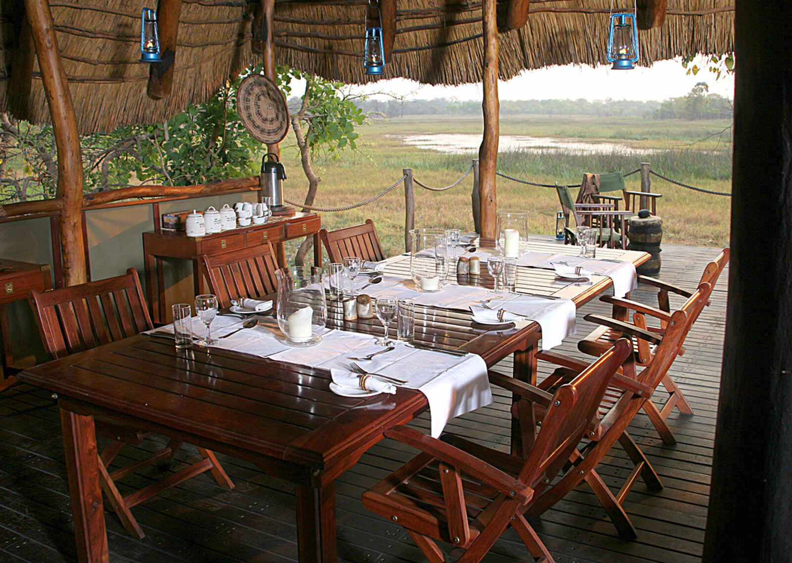 Nanzhila Plains Safari Camp: Gedeckter Tisch Nanzhila Plains Safari Camp: Gedeckter Tisch